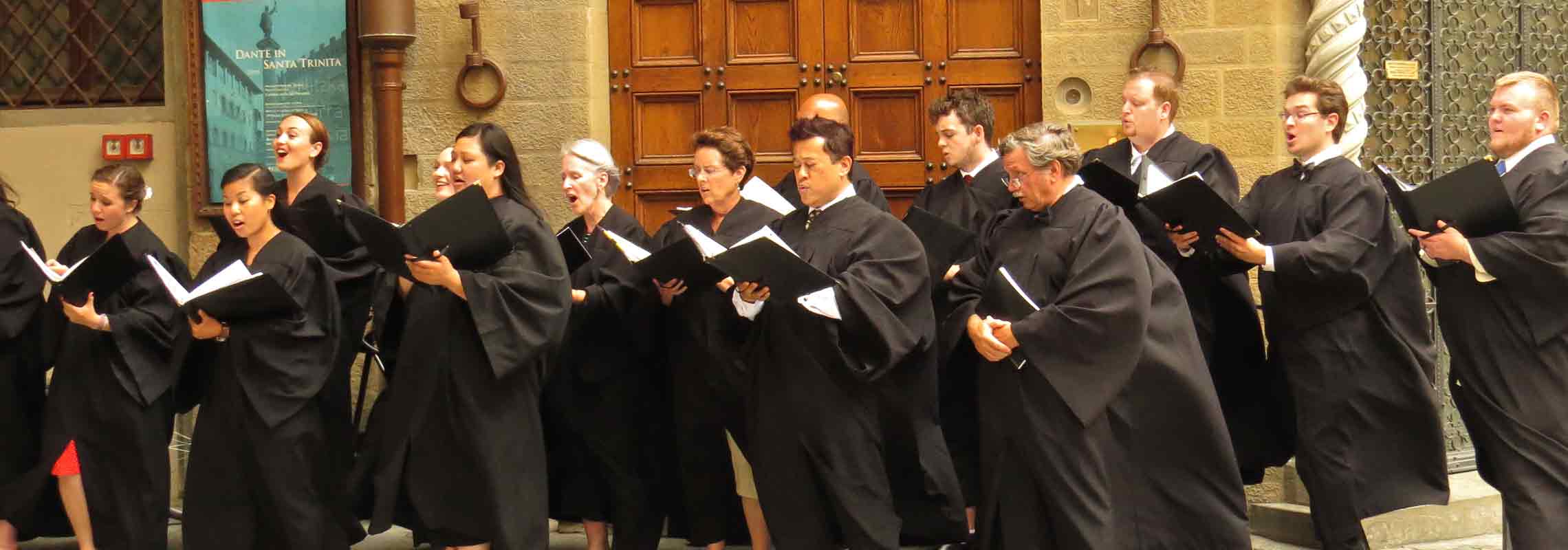 Schola Cantorum singing outside in Italy